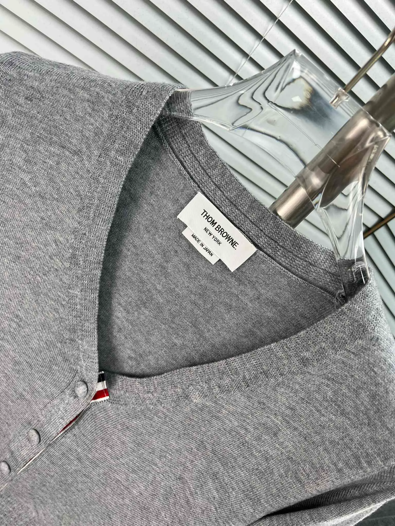 THOM BROWNE ♥𝐂𝐨𝐥𝐨𝐮𝐫 ：White🆚Gray🆚Black ♥𝐒𝐢𝐳𝐞Size：0.1.2（SML） ♥𝐃𝐞𝐭𝐚𝐢𝐥 💈： ， V ，Classic ， ， geng Classic Versatile， 🉑️ ， ， ~~